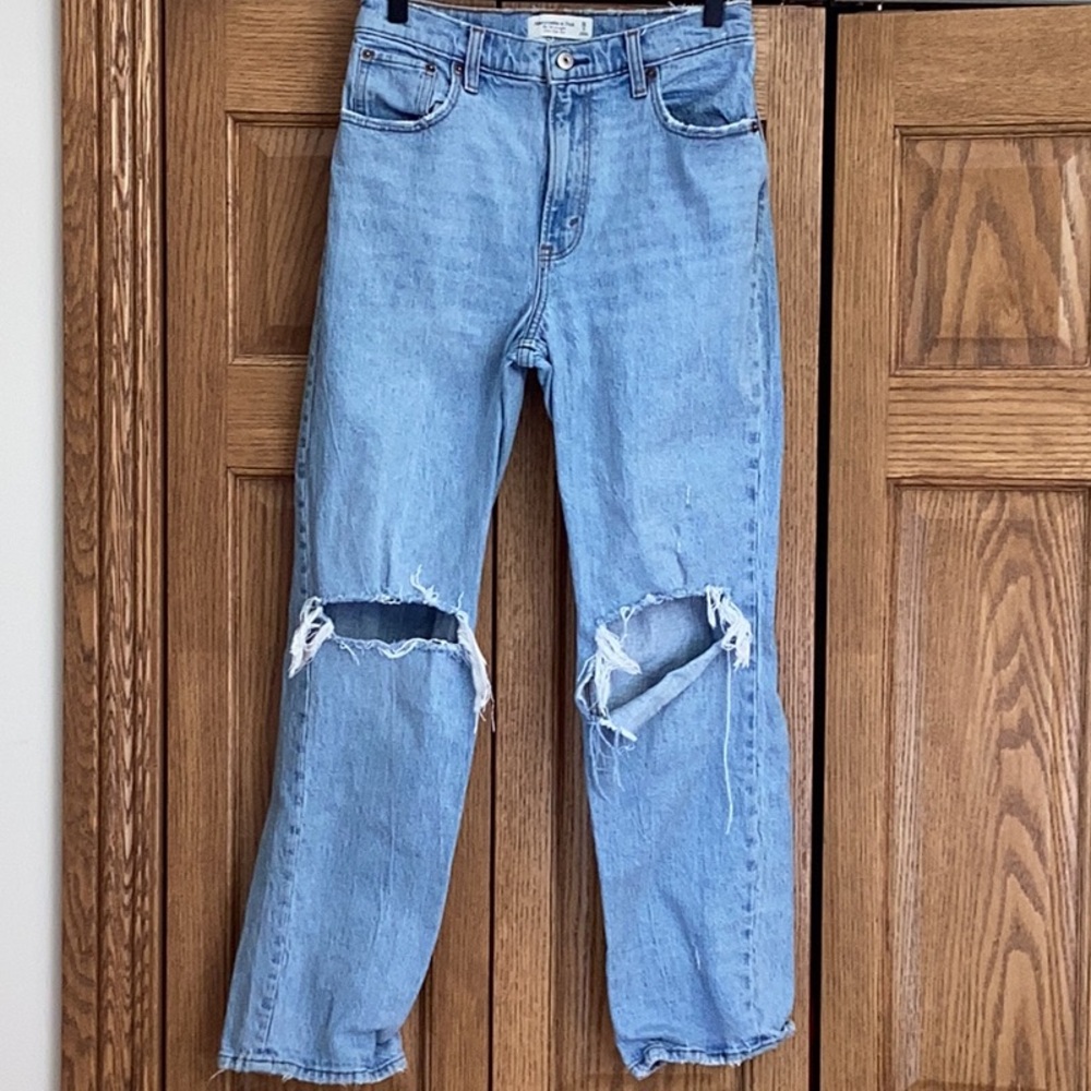 Abercrombie & Fitch distressed ultra high rise 90s straight leg jeans. Sz 29/6S
